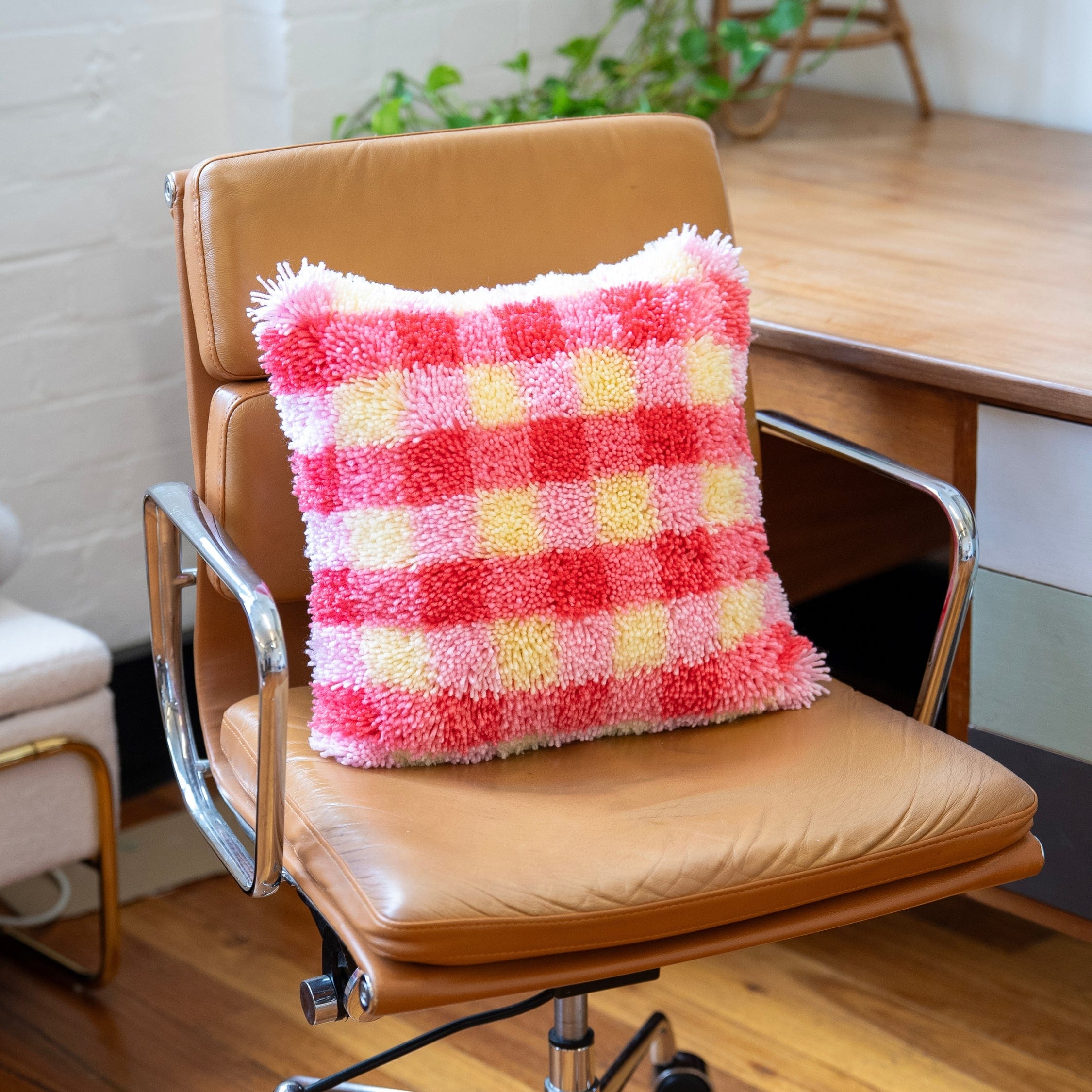 Craft Club Co PINK LEMONADE | GINGHAM Latch Hook Cushion Kit